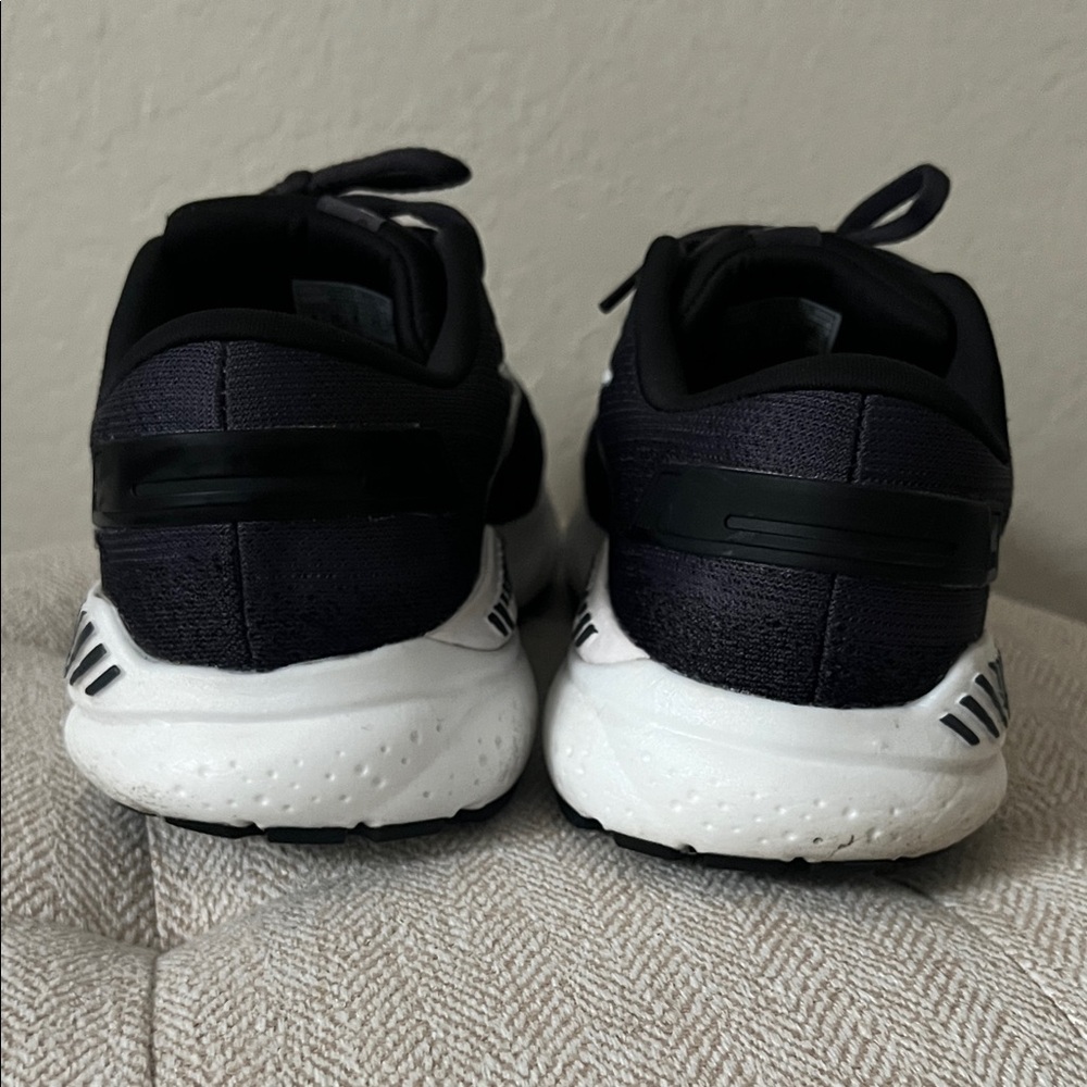 Brooks Ariel GTS 24 Black and White Running Shoes in Size 8 - Picture 6 of 15